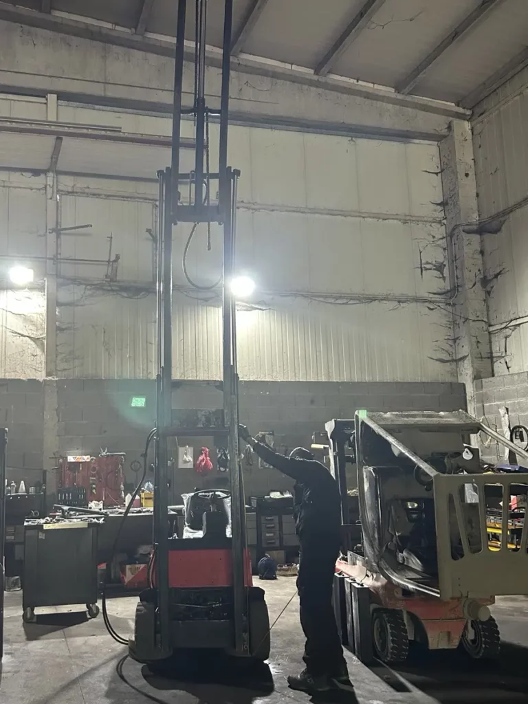 Taller de Tecman con carretillas elevadoras en reparación en Ourense